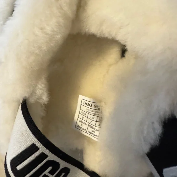 UGG Women's Black and White Fluffy Sandals NWOT Disco Cross Slides - Picture 5 of 5